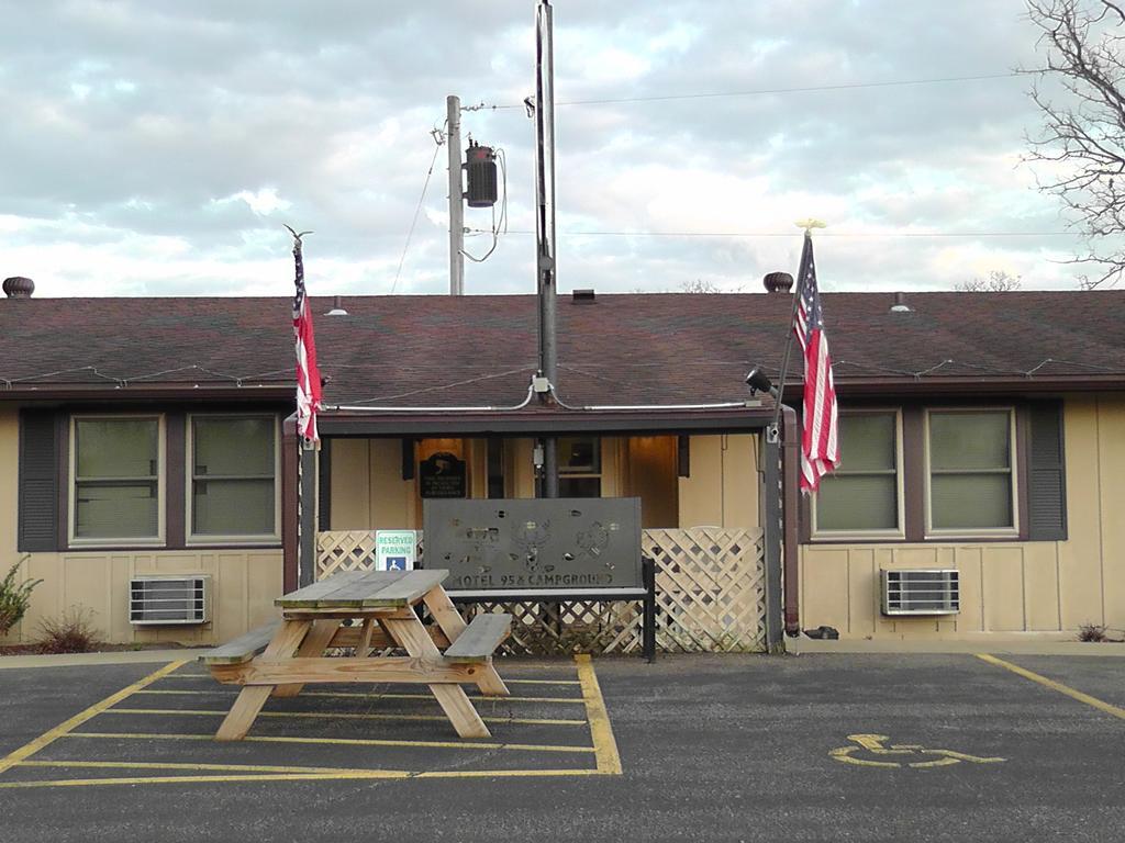 Motel 95 & Campground Hixton Esterno foto