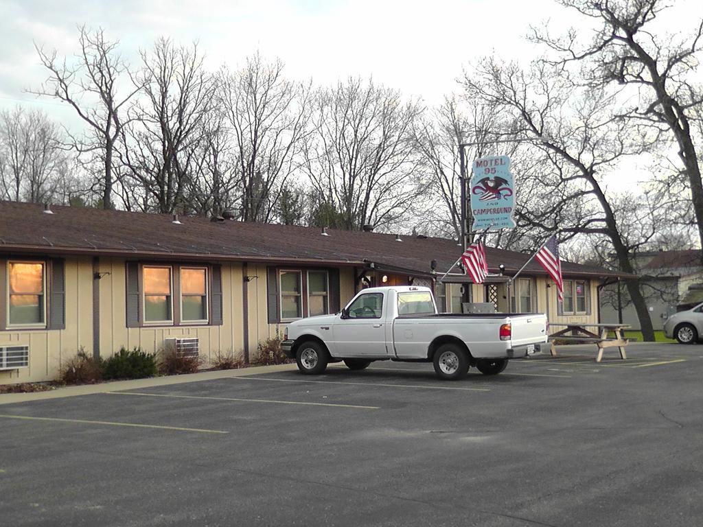 Motel 95 & Campground Hixton Esterno foto